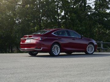 Lexus ES po raz pierwszy z napędem czterech k&oacute;ł